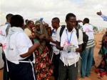 Trabajadores de M&eacute;dicos Sin Fronteras (MSF) orientan a refugiados somal&iacute;es reci&eacute;n llegados al campo de refugiados de Dadaab, al norte de la frontera entre Kenia y Somalia, para administrarles la vacuna de la polio.
