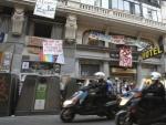 Dos agentes de polic&iacute;a pasan por delante del hotel Madrid, 'okupado' desde el pasado 15 de octubre.