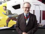 El director estadounidense Steven Spielberg posa delante de un tren de alta velocidad Thalys rotulado con los personajes de Tint&iacute;n.