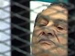 El expresidente egipcio Hosni Mubarak, tumbado en una camilla de hospital dentro de una jaula-celda instalada en la sede del tribunal del El Cairo que le juzga por el asesinato de manifestantes durante los levantamientos populares de principios de a&ntilde;o, que terminaron por derrocarle.