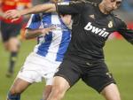 Arbeloa controla un bal&oacute;n en Anoeta ante la Real Sociedad.
