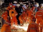Un equipo de rescate busca supervivientes del terremoto de Turqu&iacute;a entre los escombros.