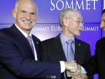 El primer ministro griego, Yorgos Papandreu, y los presidentes del Consejo Europeo, Herman van Rompuy, y de la Comisi&oacute;n Europea, Jose Manuel Durao Barroso.