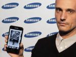 El dise&ntilde;ador David Delf&iacute;n sostiene un Samsung Galaxy Note.