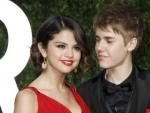 Justin Bieber posa junto a Selena G&oacute;mez en una imagen de archivo.