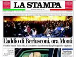 El diario turin&eacute;s 'La Stampa' reitera &quot;El adi&oacute;s de Berlusconi, ahora Monti&quot; y recoge una foto de un &quot;trenecito&quot; que algunas personas improvisaron durante la celebraci&oacute;n de la dimisi&oacute;n de Berlusconi, que comparte espacio con otra instant&aacute;nea del mandatario a su salida del Quirinal tras su renuncia.