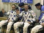 Los tripulantes de la nave Soyuz, antes de partir hacia la EEI.