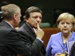 La canciller alemana, Angela Merkel, conversa con el Presidente de la Comisi&oacute;n Europea, Jose Manuel Barroso, en presencia del primer ministro saliente de B&eacute;lgica, Yves Leterme, y el Presidente del Banco Central Europeo, Jean-Claude Trichet.