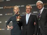 Luis del Olmo y Judith Masc&oacute; tras entregar el premio Protagonistas al mejor presentador de TV a Jordi Gonz&aacute;lez.