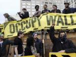 Integrantes del movimiento Ocupa Wall Street marchan por Manhattan.