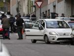 Imagen del coche de los supuestos secuestradores de Getafe accidentado en la confluencia de la calle de Vara del Rey con la calle de Canarias de Madrid.