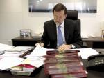 Mariano Rajoy trabajando en su despacho de la calle G&eacute;nova.