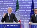 El primer ministro italiano, Mario Monti (izquierda), comparece en rueda de prensa junto al presidente de la Comisi&oacute;n Europea.