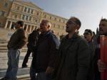 Un grupo de trabajadores del metal gritan ante el parlamento griego, durante la manifestaci&oacute;n.