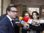 Pedro Farr&eacute; habla con la prensa a su salida de la Audiencia Nacional.