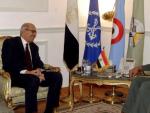 El mariscal de campo Mohamed Hussein Tantawi (der), jefe de la Junta Militar de Egipto, reunido con Mohammed El-Baradei, el jefe de la Agencia Internacional de Energ&iacute;a At&oacute;mica y potencial candidato presidencial, este s&aacute;bado en El Cairo