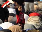 Un ni&ntilde;o ondea una bandera egipcia durante un rezo que ha tenido lugar la semana pasada, durante las protestas de miles de manifestantes en la plaza Tahrir de El Cairo, Egipto.