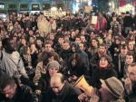 Momento en el que centenares de 'indignados' del Movimiento 15-M se han manifiestado este lunes por la noche en la puerta del Sol (Madrid), en protesta por el desalojo del hotel Madrid.