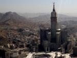 Imagen tomada desde un helic&oacute;ptero del edificio bautizado como The Makkah Clock Royal Tower y las tiendas de capa&ntilde;as de los peregrinos en Mina, cerca de Mecca, durante la peregrinaci&oacute;n del Hajj, en Arabia Saudi.