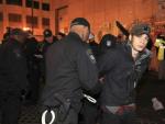 Oficiales del departamento de polic&iacute;a de Boston durante la detenci&oacute;n de 'indignados' del movimiento 'Occupy Boston'.