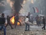 Manifestantes lanzan piedras a las fuerzas de seguridad egipcias durante la protesta en El Cairo, Egipto.