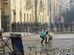 Un manifestante lanza piedras a soldados egipcios durante unos enfrentamientos en El Cairo, Egipto.