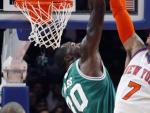 Carmelo Anthony y Brandon Bass luchan por un rebote durante el New York Knicks - Boston Celtics.