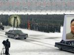 Imagen facilitada por la agencia de noticias norcoreana (KCNA) el mi&eacute;rcoles 28 de diciembre de 2011, que muestra el cortejo f&uacute;nebre que acompa&ntilde;a al f&eacute;retro del fallecido Kim Jong-il por las principales v&iacute;as de Pyongyang.