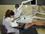 Dentistas Tratan A Una Paciente En Consulta