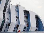 Miembros de los servicios de emergencia buscan supervivientes en el barco crucero Costa Concordia.