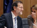 El presidente del Partido Popular y presidente del Gobierno, Mariano Rajoy, junto a la secretaria general del PP, Mar&iacute;a Dolores de Cospedal