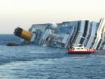 Vista del crucero Costa Concordia escorado 80 grados en aguas de la isla italiana de Giglio, en el norte de Italia.