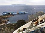 Vista del buque crucero Costa Concordia (izq, al fondo), que naufrag&oacute; en aguas de la isla italiana de Giglio al chocar contra unas rocas pr&oacute;ximas a la costa.