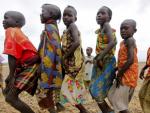 Un grupo de ni&ntilde;os turkanos cantan y bailan en un colegio en Kalokutanyang, Turkana, noroeste de Kenia. Aproximadamente la mitad de las familias que viven en la regi&oacute;n de Turkana no logran alimentarse m&aacute;s de una vez al d&iacute;a por la grave sequ&iacute;a que azota al Cuerno de &Aacute;frica.