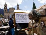 Fotograf&iacute;a de este 16 de enero de 2012 de cientos de 'zorreros' que protestan en la Plaza de Bolivar de Bogot&aacute; (Colombia).