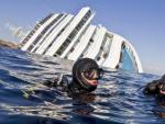Buceadores de los &quot;Carabiniari&quot; italianos en el agua cerca del crucero 'Costa Concordia'. La empresa holandesa Smit Salvage proceder&aacute; a la extracci&oacute;n del carburante en cuanto sea posible.