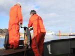 T&eacute;cnicos trabajando para facilitar la extracci&oacute;n de combustible del crucero 'Costa Concordia'.