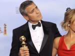El actor estadounidense George Clooney posa con su premio a Mejor Actor dram&aacute;tico por su rol en la pel&iacute;cula 'The Descendants' junto a Stacy Keibler.