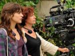 La cineasta Ic&iacute;ar Bolla&iacute;n (derecha) junto a la actriz Ver&oacute;nica Echegui, durante el rodaje de 'Katmand&uacute;, un espejo en el cielo'.