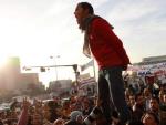 Un manifestante egipcio es levantado por otros durante una manifestaci&oacute;n con motivo del primer aniversario de la ca&iacute;da del expresidente egipcio Hosni Mubarak en El Cairo, Egipto.