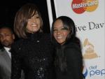 La cantante Whitney Houston apareci&oacute; junto a su hija Bobbi Kristina Brown durante la famosa fiesta de Clive Davis que precede a los Grammy, en 2011.