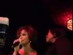 Captura de la grabaci&oacute;n realizada este 10 de febrero en la que puede verse a Whitney Houston cantando sobre el escenario, una noche antes de su fallecimiento.