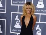 La cantante Rihanna llega a la ceremonia de entrega de la edici&oacute;n 54 de los premios Grammy de la m&uacute;sica en el Staples Center de Los &Aacute;ngeles, California (EE.UU.).