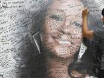Una fan filipino firma un mensaje en un mural con la imagen de la cantante estadoundense reci&eacute;n fallecida Whitney Houston en Quez&oacute;n, al este de Manila.