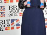 La cantante brit&aacute;nica Adele posa con sus premios a Mejor &Aacute;lbum y Mejor Cantante Femenina.