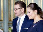 Foto de archivo tomada el 21 de febrero de 2012 de la princesa Victoria de Suecia y de su marido, el pr&iacute;ncipe Daniel