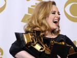 La cantante brit&aacute;nica Adele posa con sus 6 galardones tras convertirse en la gran triunfadora de la 54 edici&oacute;n de Grammy.