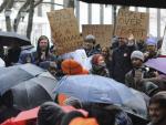 Varias personas pertenecientes al movimieNto Occupy Wall Street durante una manifestaci&oacute;n este mi&eacute;rcoles en contra del Bank of America en Nueva York.