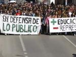 Estudiantes universitarios y de secundaria en una manifestaci&oacute;n en Teruel contra los recortes en materia educativa.