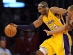 El escolta de Los Angeles Lakers Kobe Bryant protege el bal&oacute;n ante el jugador de Sacramento Kings Chuck Hayes (d).